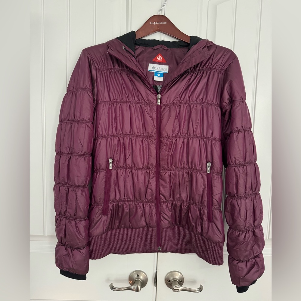 Columbia Sportswear & Company. L size, thin coat with Omni heat technology